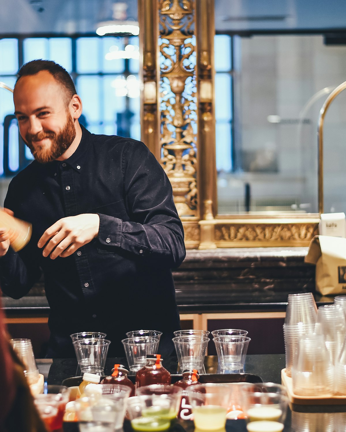 Deelnemers bereiden cocktails tijdens een workshop op locatie.
