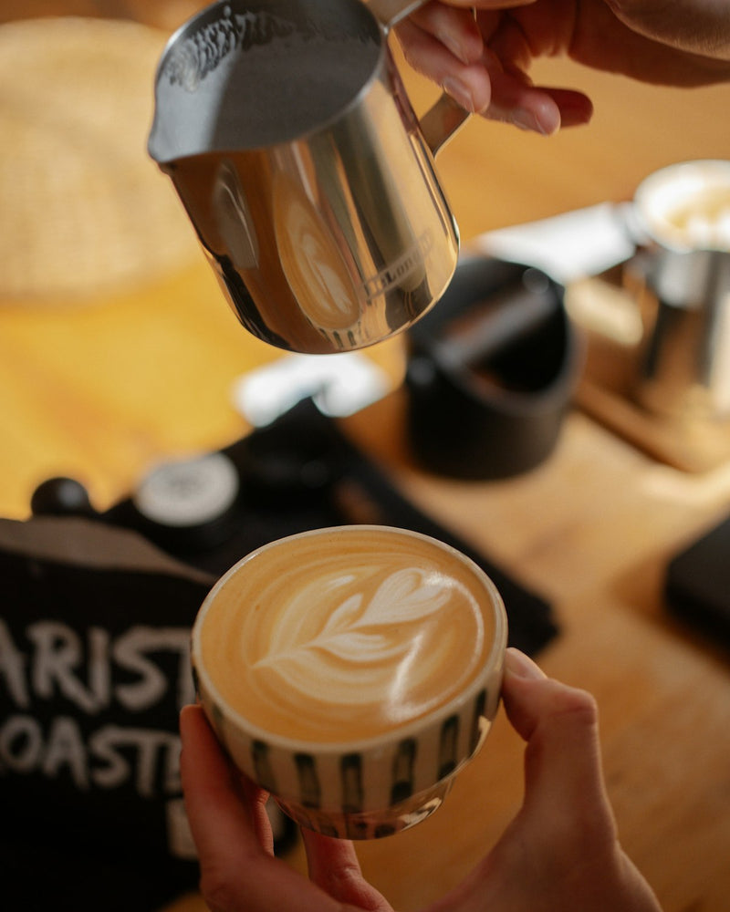Deelnemers leren koffie bereiden tijdens een Barista Workshop.