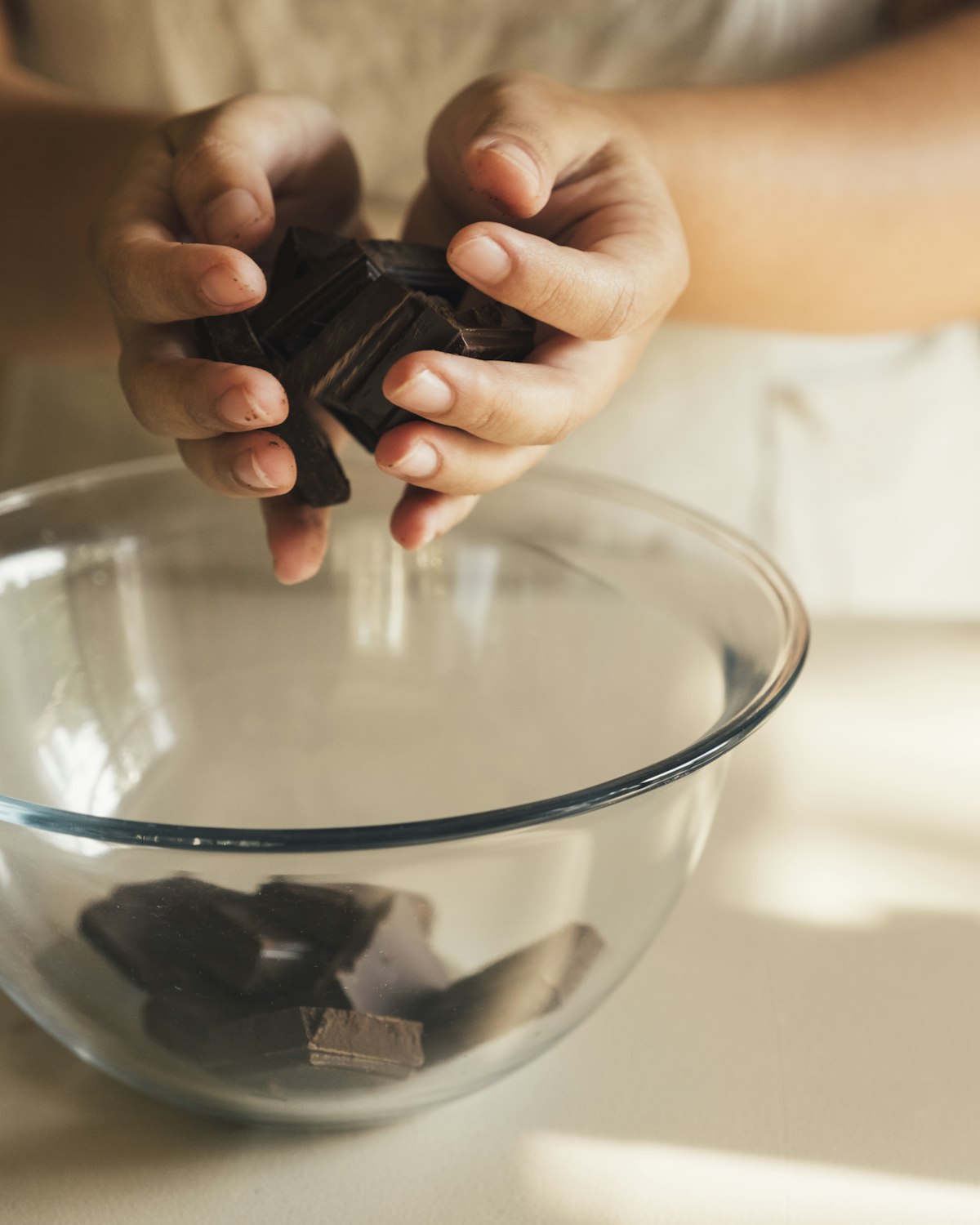 Deelnemers decoreren chocolade tijdens een workshop op locatie.
