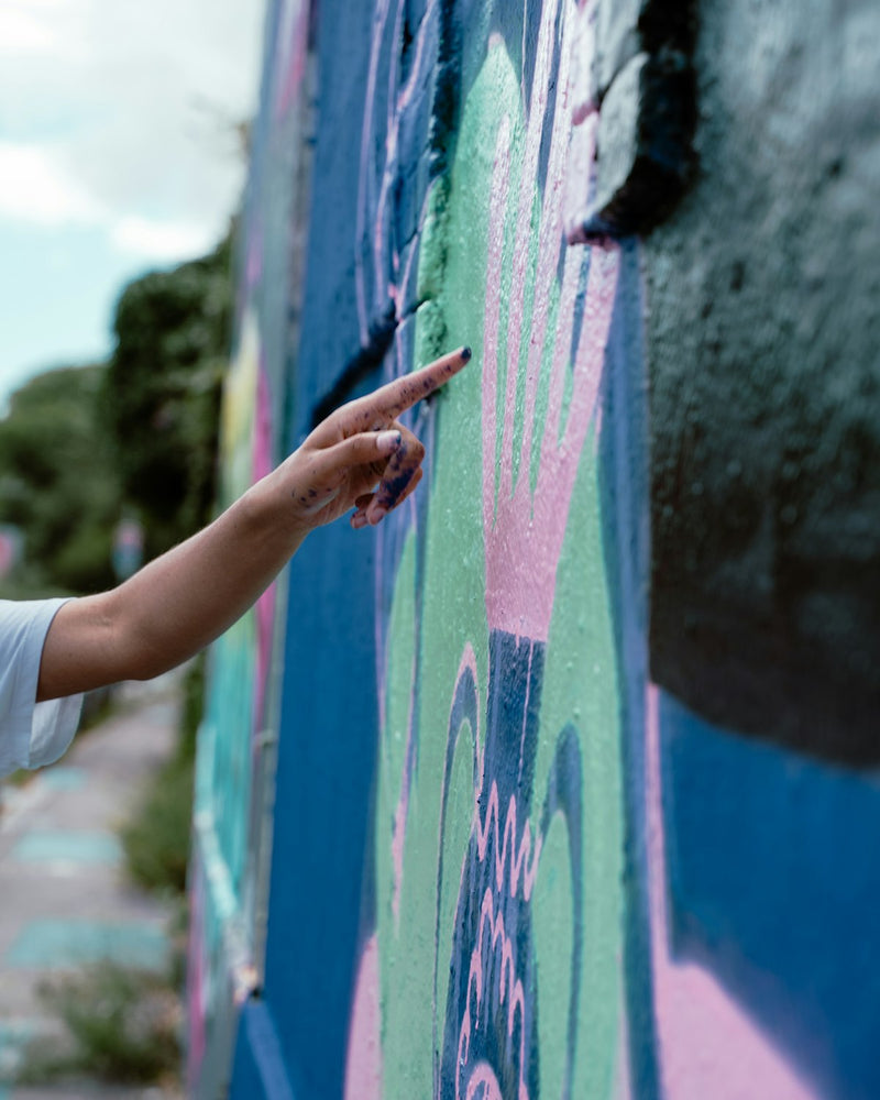 Deelnemers creëren samen street art tijdens een workshop.
